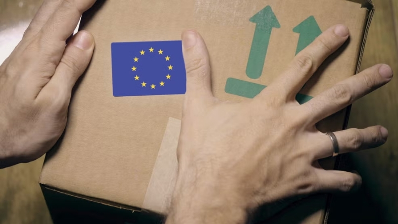 EU-labelled package with green arrows symbolizing packaging regulations